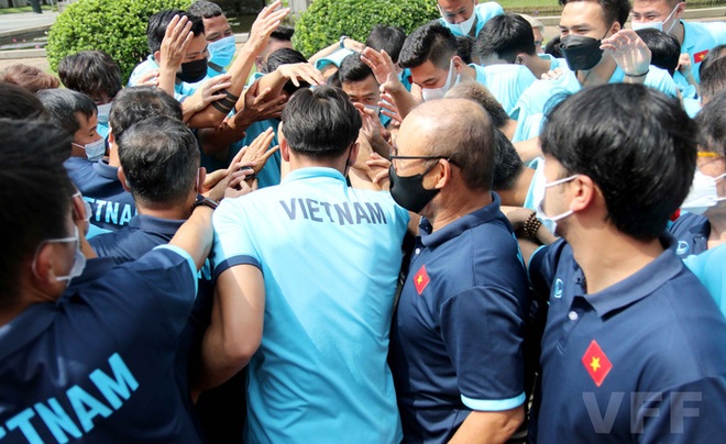 Đội trưởng Quế Ngọc Hải phát biểu xúc động: Tuyển Việt Nam xin hứa sẽ mang vinh quang về cho Tổ quốc - Ảnh 2.