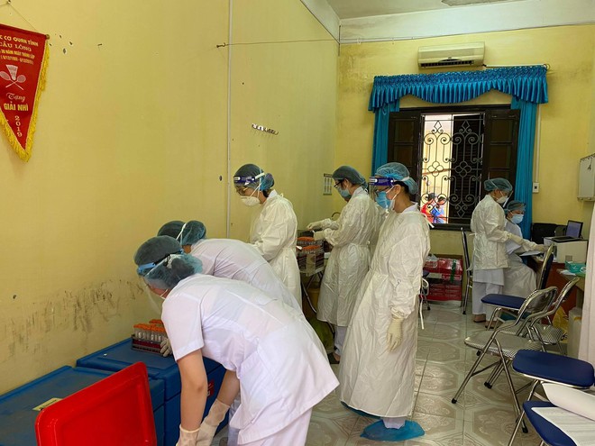 Nhân viên y tế căng mình trong nắng nóng xét nghiệm hơn 80.000 công nhân ở Bắc Giang - Ảnh 3.