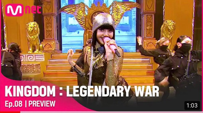 Clip teaser của Lisa (BLACKPINK) tại Kingdom: H&oacute;a nữ vương sang chảnh, hứa hẹn đốt ch&aacute;y s&acirc;n khấu c&ugrave;ng iKON - Ảnh 3.