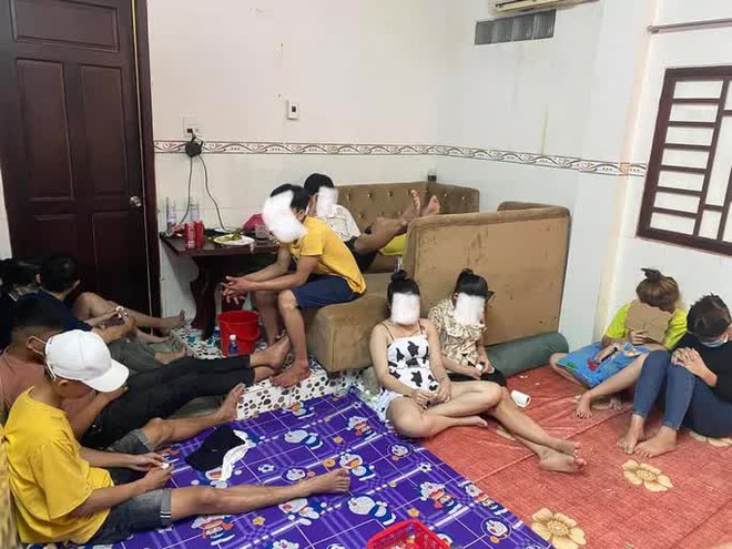 Bất chấp dịch Covid-19, h&agrave;ng chục nam nữ tổ chức bay lắc trong nh&agrave; nghỉ - Ảnh 1.