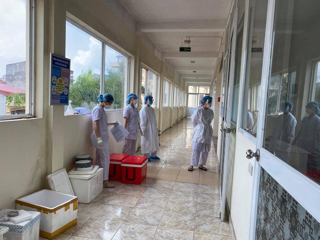 Nhân viên y tế căng mình trong nắng nóng xét nghiệm hơn 80.000 công nhân ở Bắc Giang - Ảnh 4.