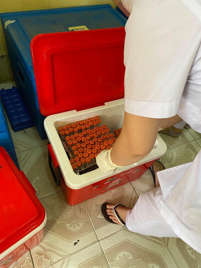 Nhân viên y tế căng mình trong nắng nóng xét nghiệm hơn 80.000 công nhân ở Bắc Giang - Ảnh 5.
