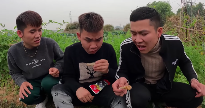Drama cực căng ở quê bà Tân Vlog: Một thanh niên bỏ nhà đi theo bạn gái, hôm sau xuất hiện trong clip ăn chực - Ảnh 7. Drama cực căng ở quê bà Tân Vlog: Một thanh niên bỏ nhà đi theo bạn gái, hôm sau xuất hiện trong clip ăn chực - Ảnh 7.
