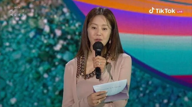 Á hậu bị đế chế Samsung ruồng bỏ Go Hyun Jung gây sốt ở Baeksang 2021, so lại ảnh 10 năm trước mới thấy choáng - Ảnh 4.