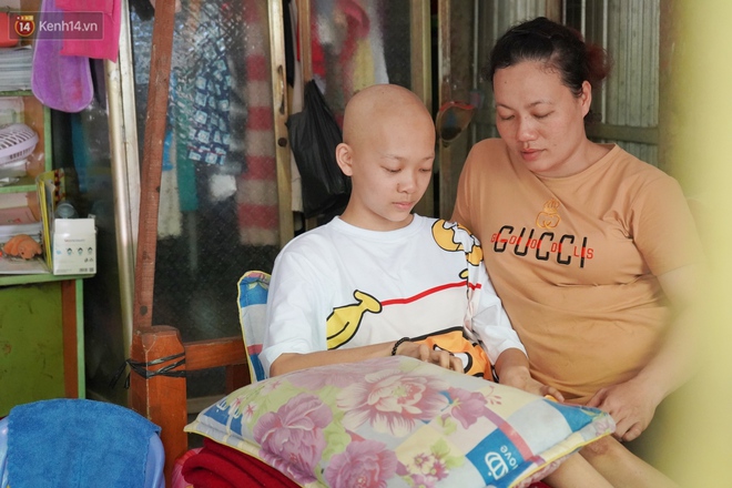 Đang học dở lớp 8, cô bé 14 tuổi phát hiện mắc bệnh ung thư xương, cha mẹ nghèo khóc cạn nước mắt tìm cách cứu chữa - Ảnh 1. Đang học dở lớp 8, cô bé 14 tuổi phát hiện mắc bệnh ung thư xương, cha mẹ nghèo khóc cạn nước mắt tìm cách cứu chữa - Ảnh 1.