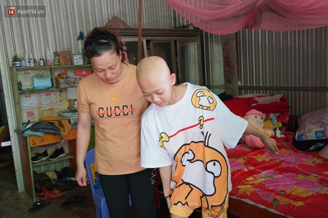 Đang học dở lớp 8, cô bé 14 tuổi phát hiện mắc bệnh ung thư xương, cha mẹ nghèo khóc cạn nước mắt tìm cách cứu chữa - Ảnh 6. Đang học dở lớp 8, cô bé 14 tuổi phát hiện mắc bệnh ung thư xương, cha mẹ nghèo khóc cạn nước mắt tìm cách cứu chữa - Ảnh 6.