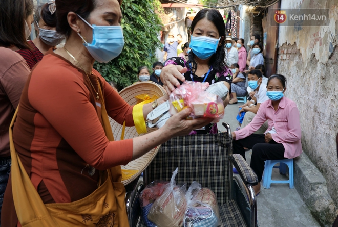 Hơn 100 suất quà cho bệnh nhân tại xóm chạy thận trong đợt dịch Covid-19 đang có những diễn biến phức tạp - Ảnh 4. Hơn 100 suất quà cho bệnh nhân tại xóm chạy thận trong đợt dịch Covid-19 đang có những diễn biến phức tạp - Ảnh 4.