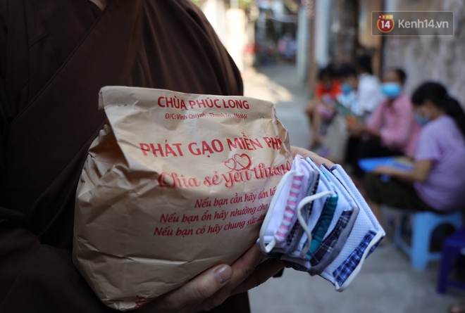 Hơn 100 suất quà cho bệnh nhân tại xóm chạy thận trong đợt dịch Covid-19 đang có những diễn biến phức tạp - Ảnh 10. Hơn 100 suất quà cho bệnh nhân tại xóm chạy thận trong đợt dịch Covid-19 đang có những diễn biến phức tạp - Ảnh 10.