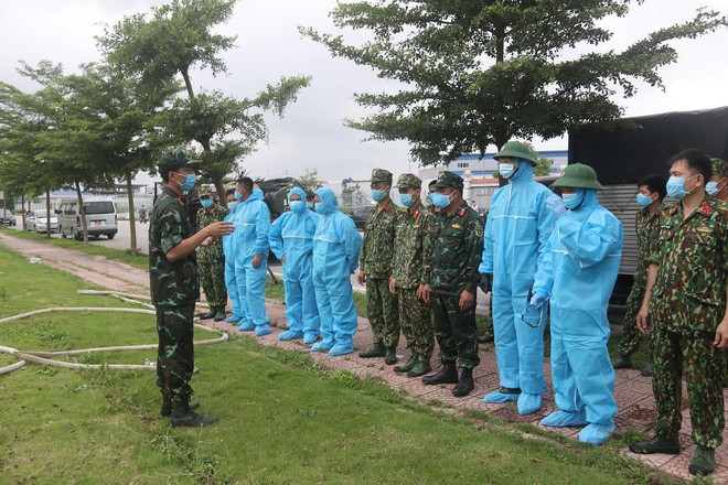 H&igrave;nh ảnh qu&acirc;n đội khử khuẩn ổ dịch trong khu c&ocirc;ng nghiệp ở Bắc Giang - Ảnh 3.