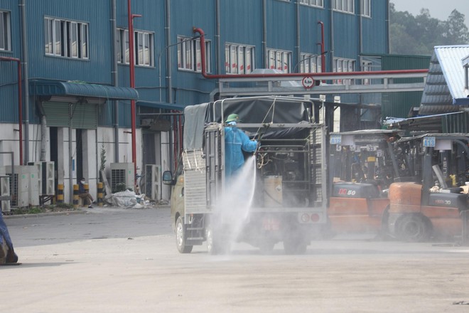 H&igrave;nh ảnh qu&acirc;n đội khử khuẩn ổ dịch trong khu c&ocirc;ng nghiệp ở Bắc Giang - Ảnh 5.