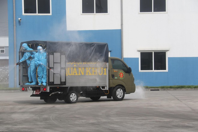 Hình ảnh quân đội khử khuẩn ổ dịch trong khu công nghiệp ở Bắc Giang - Ảnh 8.