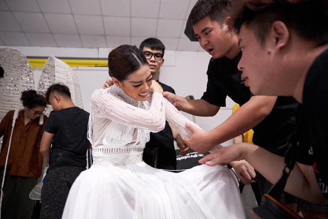 Người đứng sau outfit “chặt chém” của Khánh Vân thừa nhận từng cãi vã, tiết lộ tính cách nàng hậu trước khi chinh chiến ở Miss Universe - Ảnh 9.