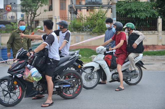 Ảnh: Bắc Giang lập chốt phong toả huyện Việt Yên sau khi phát hiện ổ dịch Công ty Hosiden, hàng chục nghìn người bị cách ly - Ảnh 4.