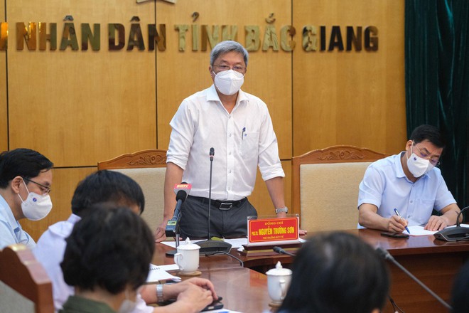 Hàng trăm công nhân mắc COVID-19, Bộ Y tế họp khẩn trong đêm với tỉnh Bắc Giang - Ảnh 2.
