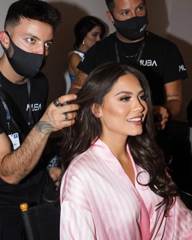 Nhan sắc khác một trời một vực của Miss Universe 2020 khi chuyển từ makeup đậm sang nhạt hơn - Ảnh 1.