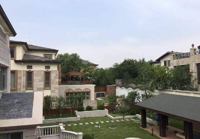 Triệu Lệ Dĩnh sống ra sao hậu ly h&ocirc;n? L&aacute;i si&ecirc;u xe đắt đỏ, một m&igrave;nh về biệt thự 280 tỷ tại Bắc Kinh bắt đầu cuộc sống mới - Ảnh 5.