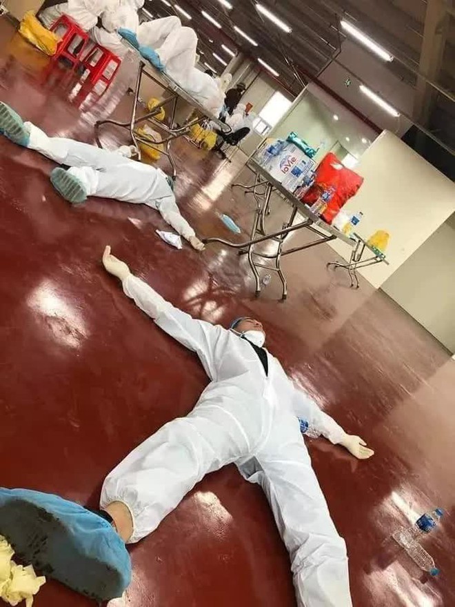 Xúc động những hình ảnh y, bác sĩ quên mình trên tuyến đầu chống dịch Covid-19 - Ảnh 13.