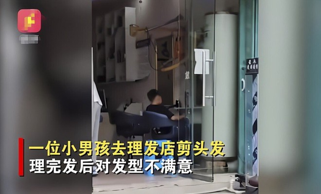 Clip: Bị cắt tóc xấu, chú nhóc 10 tuổi òa khóc rồi gọi điện báo công an - Ảnh 3. Clip: Bị cắt tóc xấu, chú nhóc 10 tuổi òa khóc rồi gọi điện báo công an - Ảnh 3.