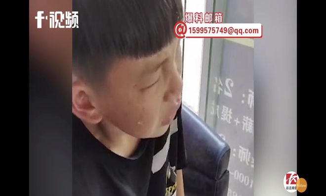 Clip: Bị cắt tóc xấu, chú nhóc 10 tuổi òa khóc rồi gọi điện báo công an - Ảnh 2. Clip: Bị cắt tóc xấu, chú nhóc 10 tuổi òa khóc rồi gọi điện báo công an - Ảnh 2.