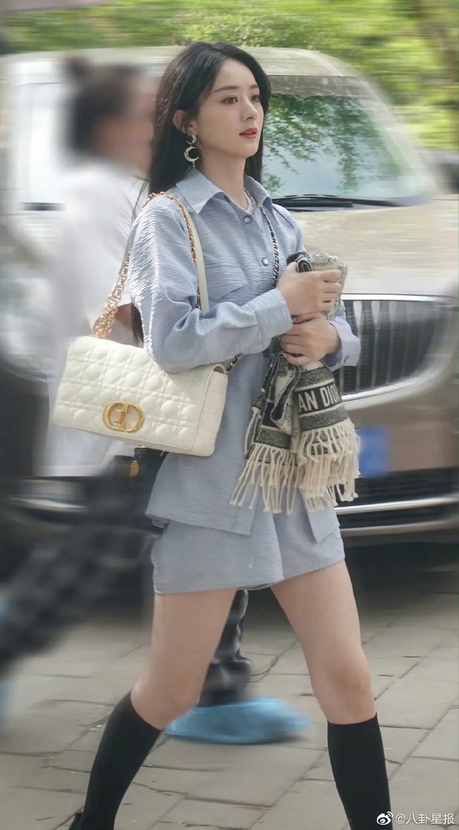 Ảnh kh&ocirc;ng PTS của 5 mỹ nh&acirc;n: Hội mẹ bỉm Triệu Lệ Dĩnh - Angela Baby xuất sắc, g&aacute;i độc th&acirc;n Lưu Diệc Phi k&eacute;m cạnh hơn hẳn - Ảnh 3.