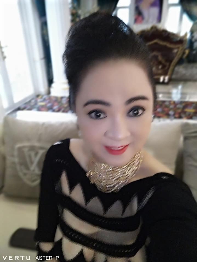Bà Phương Hằng khoe ảnh selfie với toàn kim cương, vàng bạc, nhưng chiếc điện thoại quý tộc có giá hàng trăm triệu mới là tâm điểm soi của netizen - Ảnh 3.