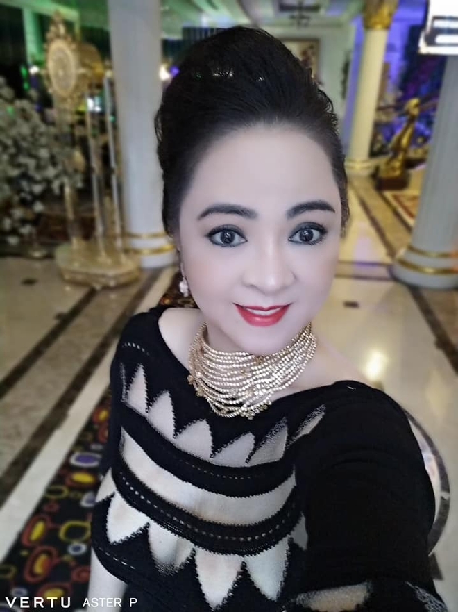 Bà Phương Hằng khoe ảnh selfie với toàn kim cương, vàng bạc, nhưng chiếc điện thoại quý tộc có giá hàng trăm triệu mới là tâm điểm soi của netizen - Ảnh 2.
