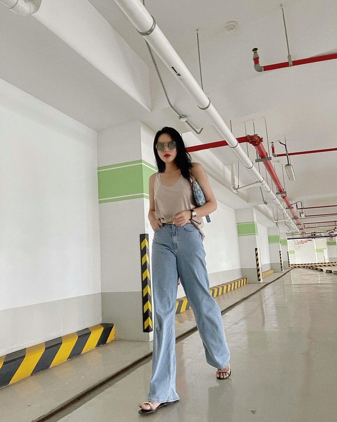 Hoa hậu Kỳ Duyên có 1 kiểu quần jeans diện 3721 lần vì &quot;hack&quot; dáng đỉnh, đã thế còn cực dễ mix đồ Hè này - Ảnh 1.