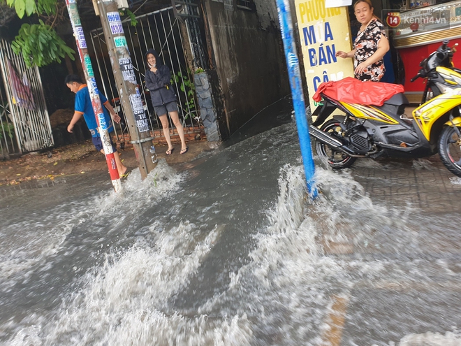 Ảnh: Đường Sài Gòn lại thành sông sau mưa, nước chảy cuồn cuộn như thác đổ - Ảnh 6.