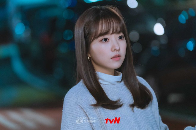 Kẻ Hủy Diệt Gõ Cửa Nhà Tôi: Park Bo Young thoát bóng Do Bong Soon, phim giống Goblin đấy nhưng sâu lắng hơn nhiều - Ảnh 2.