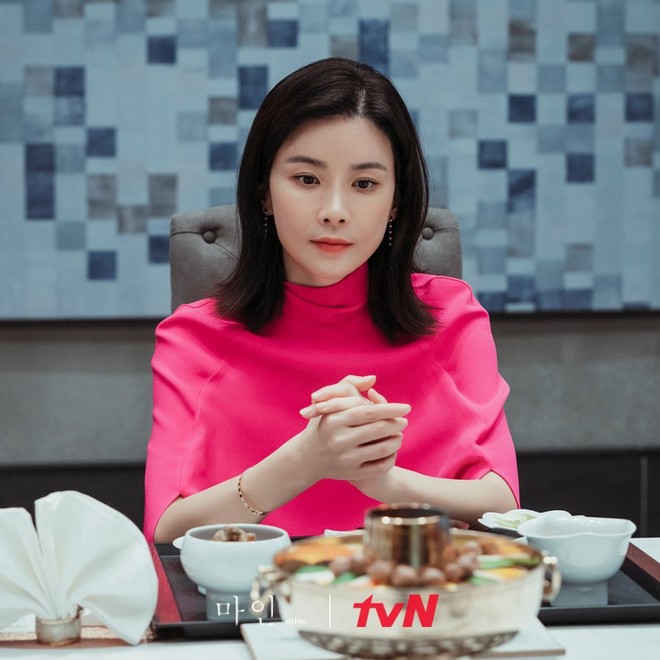 Bom tấn 18+ Mine của Lee Bo Young được netizen khen nức nở: Penthouse kh&ocirc;ng c&oacute; cửa s&aacute;nh vai! - Ảnh 3.