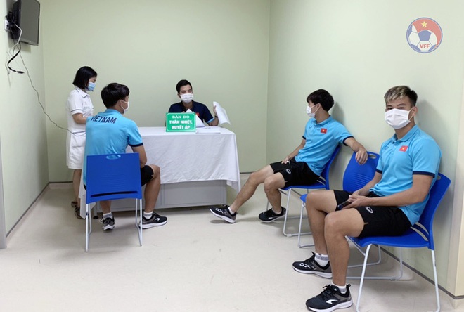 Toàn bộ cầu thủ tuyển Việt Nam hoàn thành tiêm vắc xin Covid-19 vào sáng nay - Ảnh 1.