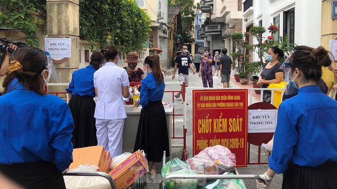 Hải Ph&ograve;ng tiếp tế cho h&agrave;ng trăm d&acirc;n khu phong tỏa li&ecirc;n quan nữ gi&aacute;o vi&ecirc;n mắc COVID-19 - Ảnh 1.