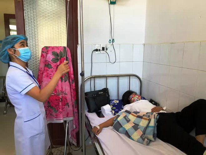 32 người nhập viện sau khi ăn b&aacute;nh m&igrave; - Ảnh 1.