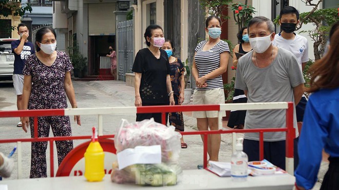 Hải Ph&ograve;ng tiếp tế cho h&agrave;ng trăm d&acirc;n khu phong tỏa li&ecirc;n quan nữ gi&aacute;o vi&ecirc;n mắc COVID-19 - Ảnh 3.