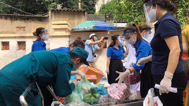 Hải Ph&ograve;ng tiếp tế cho h&agrave;ng trăm d&acirc;n khu phong tỏa li&ecirc;n quan nữ gi&aacute;o vi&ecirc;n mắc COVID-19 - Ảnh 4.