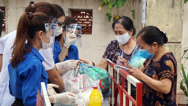 Hải Ph&ograve;ng tiếp tế cho h&agrave;ng trăm d&acirc;n khu phong tỏa li&ecirc;n quan nữ gi&aacute;o vi&ecirc;n mắc COVID-19 - Ảnh 5.