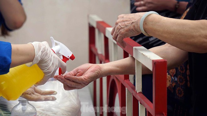 Hải Ph&ograve;ng tiếp tế cho h&agrave;ng trăm d&acirc;n khu phong tỏa li&ecirc;n quan nữ gi&aacute;o vi&ecirc;n mắc COVID-19 - Ảnh 6.