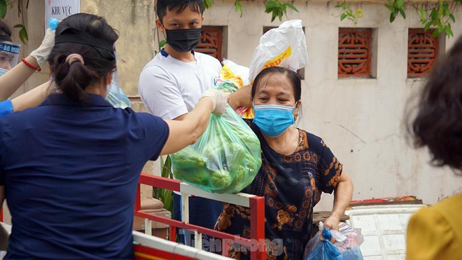 Hải Ph&ograve;ng tiếp tế cho h&agrave;ng trăm d&acirc;n khu phong tỏa li&ecirc;n quan nữ gi&aacute;o vi&ecirc;n mắc COVID-19 - Ảnh 7.