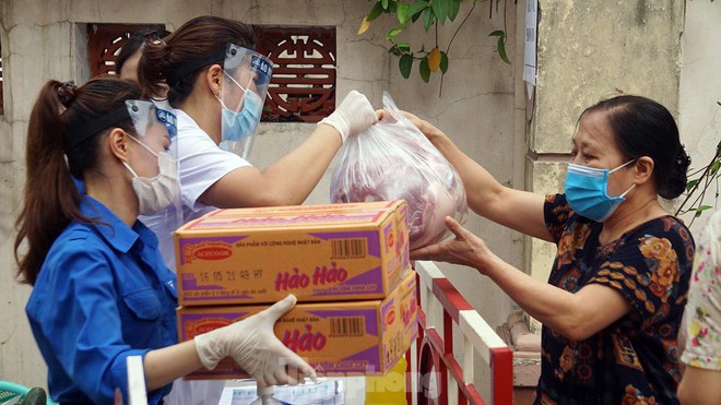Hải Ph&ograve;ng tiếp tế cho h&agrave;ng trăm d&acirc;n khu phong tỏa li&ecirc;n quan nữ gi&aacute;o vi&ecirc;n mắc COVID-19 - Ảnh 8.