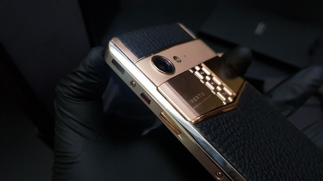 Bà Phương Hằng khoe ảnh selfie với toàn kim cương, vàng bạc, nhưng chiếc điện thoại quý tộc có giá hàng trăm triệu mới là tâm điểm soi của netizen - Ảnh 7.