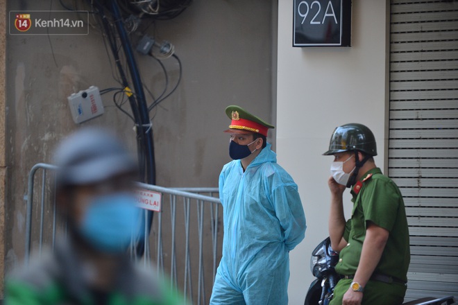 Hà Nội: Lực lượng chức năng phong toả tạm thời con ngõ ở quận Hai Bà Trưng có nữ nhân viên quán bar dương tính với SARS-CoV-2 - Ảnh 2.