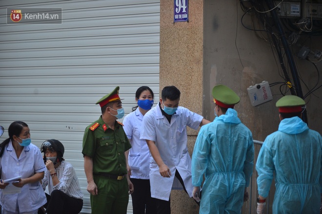 Hà Nội: Lực lượng chức năng phong toả tạm thời con ngõ ở quận Hai Bà Trưng có nữ nhân viên quán bar dương tính với SARS-CoV-2 - Ảnh 3.