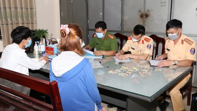 Xử phạt 16 nam, nữ thanh ni&ecirc;n kh&ocirc;ng đeo khẩu trang, tụ tập ăn uống - Ảnh 1.