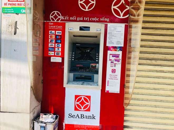 Loạt cây ATM ở Bình Dương bị kẻ gian đập phá - Ảnh 2.
