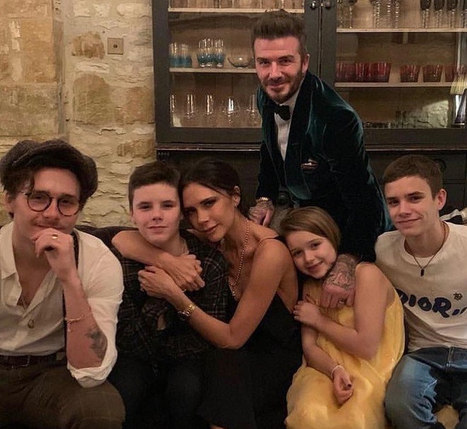 David và Victoria Beckham: Yêu ngay từ cái nhìn đầu tiên, suýt toang vì phốt chồng ngoại tình với trợ lý trẻ và cái kết khiến cả thế giới trầm trồ - Ảnh 13.