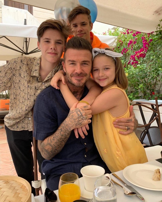 David và Victoria Beckham: Yêu ngay từ cái nhìn đầu tiên, suýt toang vì phốt chồng ngoại tình với trợ lý trẻ và cái kết khiến cả thế giới trầm trồ - Ảnh 15.