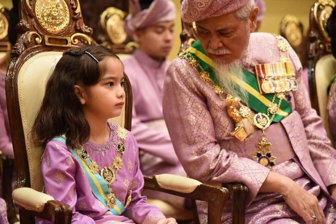 Tiểu công chúa Malaysia xinh xắn hết nấc nhưng biểu cảm có 1-0-2 của bé mới là điều đốn tim người xem - Ảnh 12.