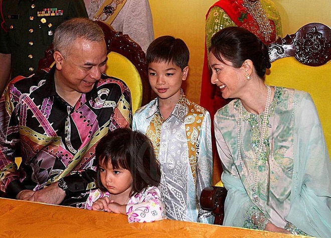 Tiểu công chúa Malaysia xinh xắn hết nấc nhưng biểu cảm có 1-0-2 của bé mới là điều đốn tim người xem - Ảnh 4.