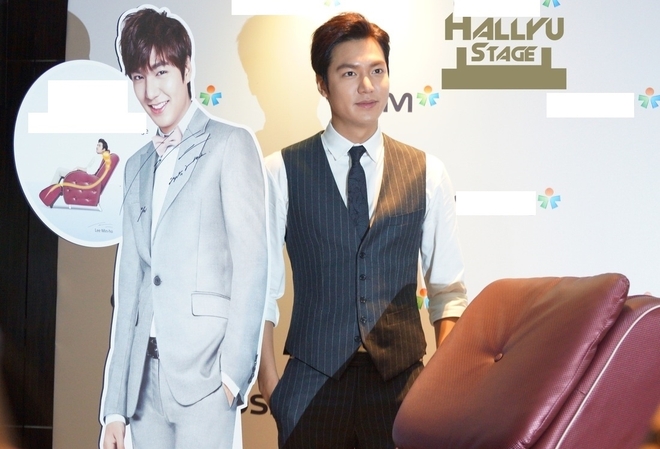 Sao Hàn đọ sắc với chính standee của mình: Seolhyun - Yoona thành huyền thoại, Suzy - Lee Min Ho cùng lộ chung khuyết điểm - Ảnh 15.