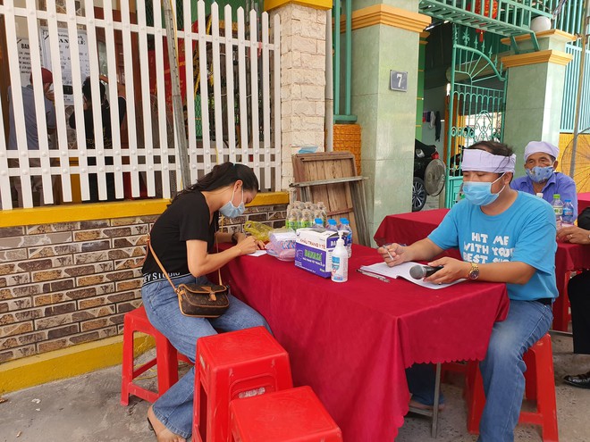 Đám tang NTK Nhật Dũng: Gia đình xót xa kể về ngày cuối đời đau đớn của người quá cố, dàn sao Vbiz lặng lẽ đến viếng - Ảnh 6.